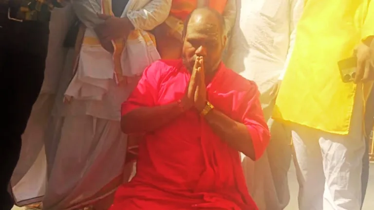 Mirchi Baba reached Budhni to fill the form, bowed his head outside the SDM office and covered it with mud; He said this on Shivraj