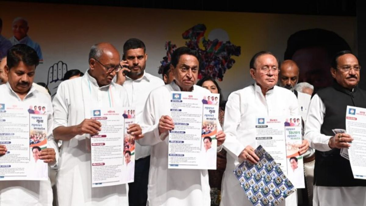 राजस्थान और छत्तीगसढ़ की पाॅपुलर योजनाओं को मेनीफेस्टो में लाए कमलनाथ, किए ये 101 वादे Health insurance Rs 25 lakh 2 lakh jobs Two rupees per kg cow dung Congress 101 promises mp election 2023