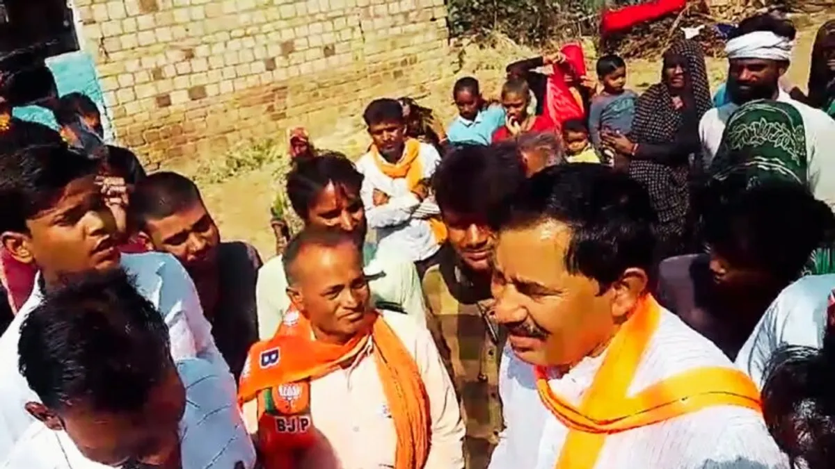 चुनाव प्रचार के लिए गए मंत्री सुरेश राठखेड़ा का लोगों ने किया जमकर विरोध, लौटना पड़ा उल्टे पांव Protesters force jyotiraditya Scindia supporter Minister Suresh Rathkheda mp election campaign