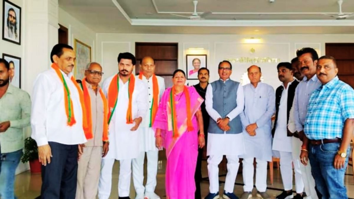 बुंदेलखंड में कांग्रेस को लगा तगड़ा झटका, इस महिला नेता को CM शिवराज ले आए BJP में MP चुनाव को लेकर टिकटों के बंटवारे के बाद दोनों प्रमुख दलों बीजेपी और कांग्रेस में जमकर भगदड़ मची,