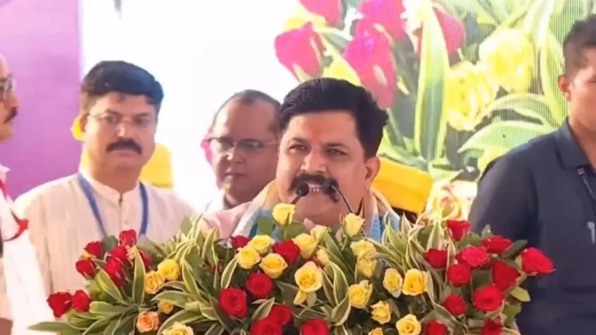 अपनी ही पार्टी के सांसद को मंच पर भाषण देने से CM शिवराज ने क्यों रोका? VIDEO वायरल MP Election 2023, MP News, jyotiraditya Scindia, Madhya Pradesh, MP Politics, KP Yadav