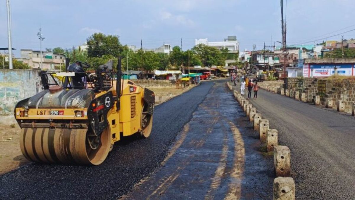 CM शिवराज के रोड शो से पहले रातोंरात बन रही सड़क, कांग्रेस ने की शिकायत Road built in Shajapur before CM Shivraj road show, MP Election 2023, Madhya Pradesh assembly Election, MP Politics, code of conduct violation