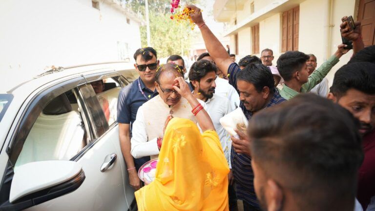 MP Election: नामांकन का आखिरी दिन, कुलदेवी की पूजा कर पर्चा भरने पहुंचे CM शिवराज CM Shivraj Singh Chauhan filled nomination, madhya Pradesh assembly election, mp vidhansabha chunav, MP Election 2023, Madhya Pradesh, MP News, MP Politics News