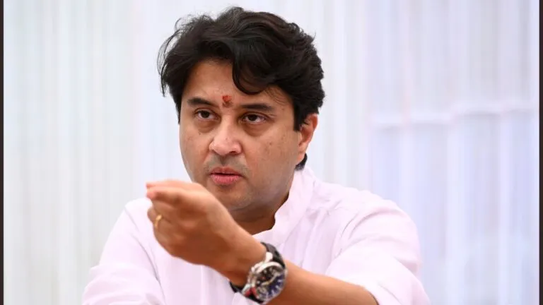 नाराज नेता को समझा रहे थे ज्योतिरादित्य सिंधिया, तभी हेलीपैड के पास जो हुआ सब देख रह गए हैरान Jyotiraditya Scindia shouting, Jyotiraditya Scindhia, MP Election, Madhya Pradesh assembly Election, MP News