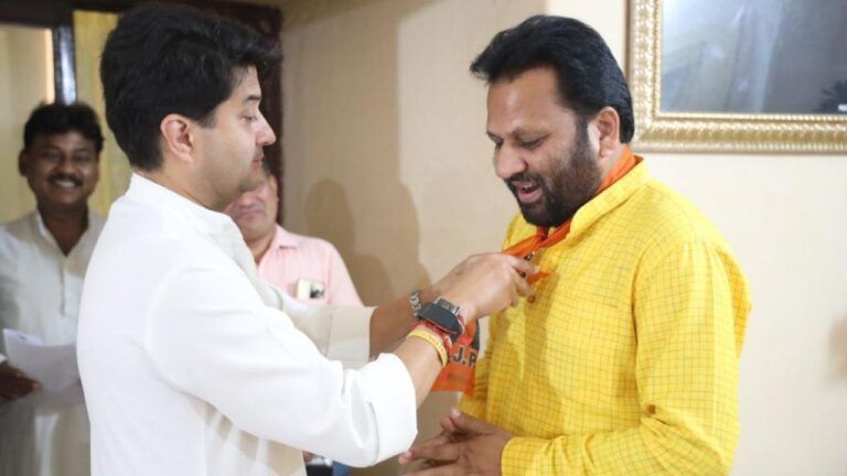 शाह की बैठक से पहले सिंधिया ने सपा को दिया बड़ा झटका, प्रत्याशी को ही करा दी BJP ज्वॉइन Jyotiraditya Scindia gave big blow to Samajwadi Party, Jyotiraditya Scindia, mp election 2023, madhya pradesh assembly election 2023