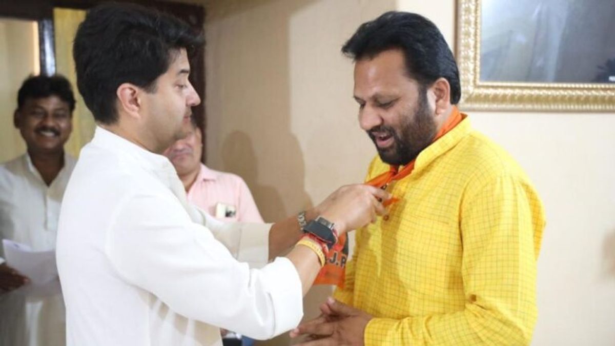 शाह की बैठक से पहले सिंधिया ने सपा को दिया बड़ा झटका, प्रत्याशी को ही करा दी BJP ज्वॉइन Jyotiraditya Scindia gave big blow to Samajwadi Party, Jyotiraditya Scindia, mp election 2023, madhya pradesh assembly election 2023