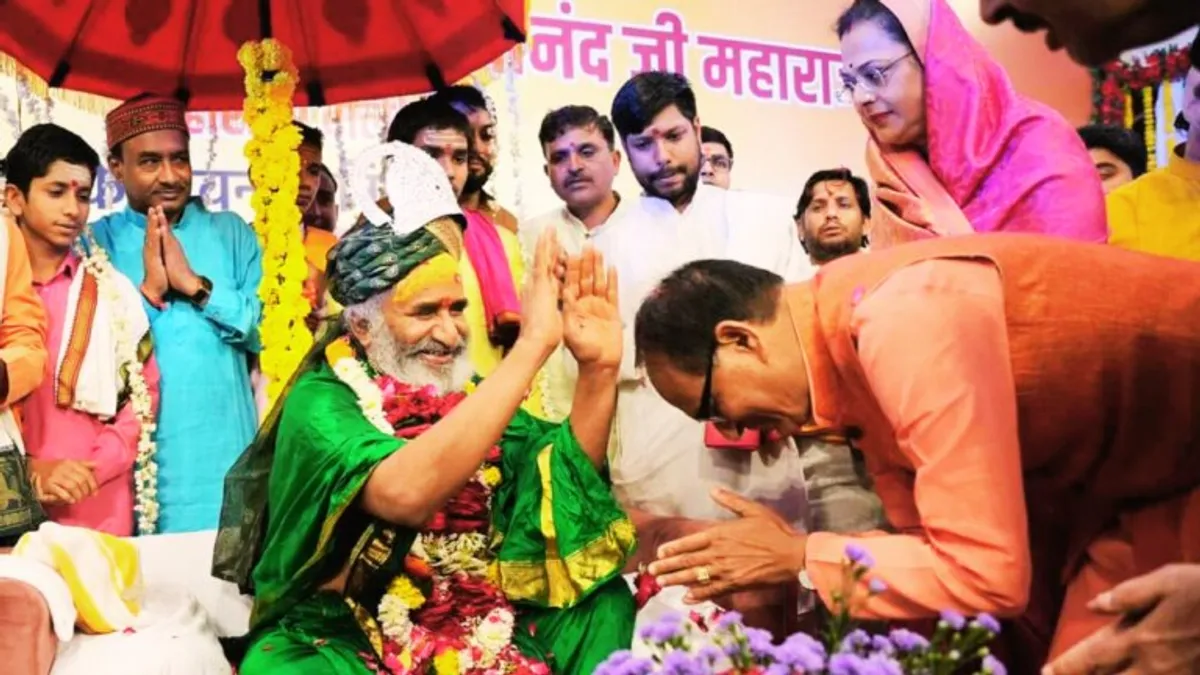 वोटिंग के अगले दिन पत्नी साधना संग गुरु जी की शरण में CM शिवराज, कराई ‘गुप्त पूजा’ CM Shivraj Singh Chouhan Sadhna Sadhna Narsinghpur Guruji secret puja MP Election 2023