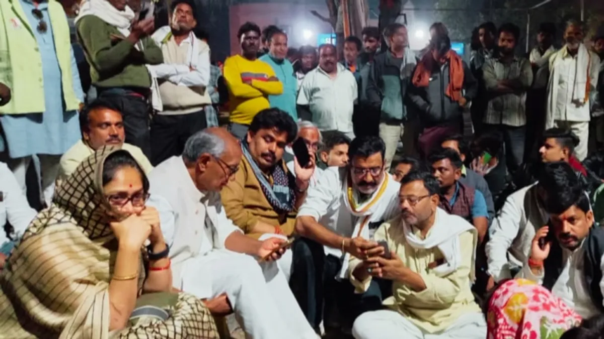 दिग्विजय सिंह और विधायक नातीराजा समेत 60 समर्थकों पर FIR, थाने में रातभर किया था हंगामा FIR filed 60 supporters Digvijay Singh MLA vikram singh Natiraja chaos in khjuraho police station