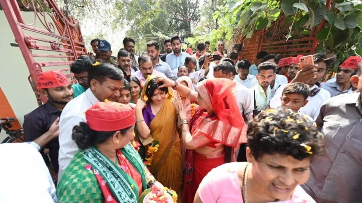 डिंपल यादव सपा प्रत्याशी का प्रचार करते वक्त भूल गई वोटिंग की तारीख, इस तारीख को मतदान की अपील Dimple Yadav, Niwari News, MP Election 2023, Samajwadi Party