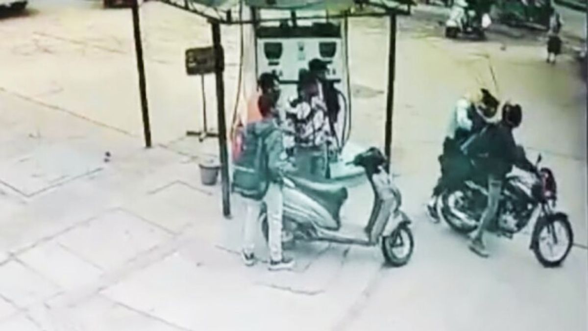 ग्वालियर: बस से उतरते ही लड़की को दिनदहाड़े उठा ले गए, तमाशबीन बने लोग; CCTV आया सामने Gwalior Crime, Gwalior Breaking, MP News, Crime News, Guna News, MP Breaking News, MP News Update