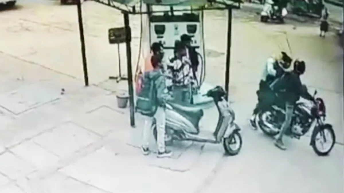 ग्वालियर: बस से उतरते ही लड़की को दिनदहाड़े उठा ले गए, तमाशबीन बने लोग; CCTV आया सामने Gwalior Crime, Gwalior Breaking, MP News, Crime News, Guna News, MP Breaking News, MP News Update