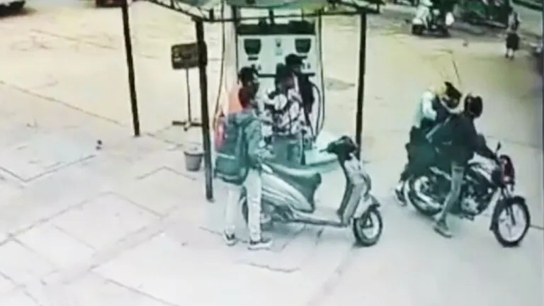 ग्वालियर: बस से उतरते ही लड़की को दिनदहाड़े उठा ले गए, तमाशबीन बने लोग; CCTV आया सामने Gwalior Crime, Gwalior Breaking, MP News, Crime News, Guna News, MP Breaking News, MP News Update