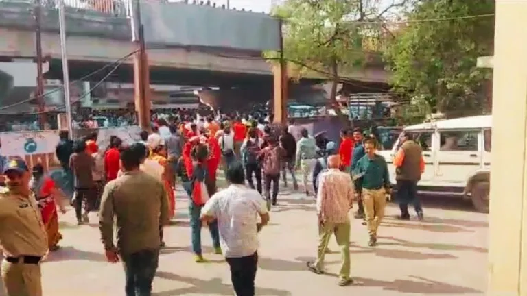 वोटिंग के बीच इंदौर में जमकर बवाल, पुलिस ने छोड़े आंसू गैस के गोले, लाठियां भांजकर खदेड़ा Indore News MP Elections 2023 Kailash Vijayvargiya MP Elections News MP Elections Update