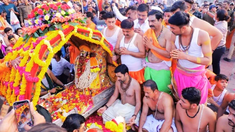 Lord Mahakal rode in a silver palanquin, seeing the first ride of Kartik the devotees said - Jai Mahakal
