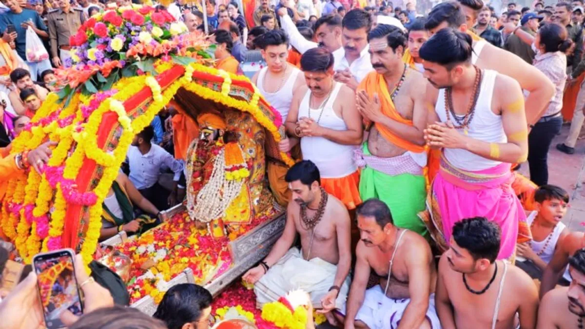 चांदी की पालकी में सवार हुए भगवान महाकाल, कार्तिक की पहली सवारी देखकर भक्त बोले- जय महाकाल Lord Mahakal rode in a silver palanquin, seeing the first ride of Kartik the devotees said - Jai Mahakal