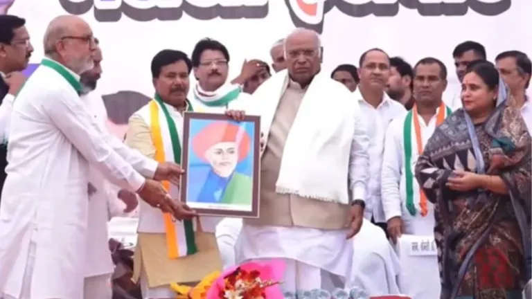 मल्लिकार्जुन खड़गे के मंच पर पहुंच गया सिंधिया का ये कट्टर समर्थक, थाम लिया कांग्रेस का हाथ Mallikarjun Kharge, Gwalior Rural Assembly, MP Election 2023, Madan Kushwaha, pro-Scindia leader