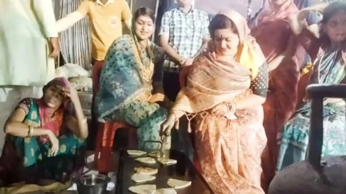 MP Election: वोट मांगने का अजब-गजब तरीका! कोई घोड़े पर सवार तो कोई जनता के लिए सेक रहा पराठा mp election 2023 mp politics mp news mp breaking news mp news update kailash vijayvargiye bhopal