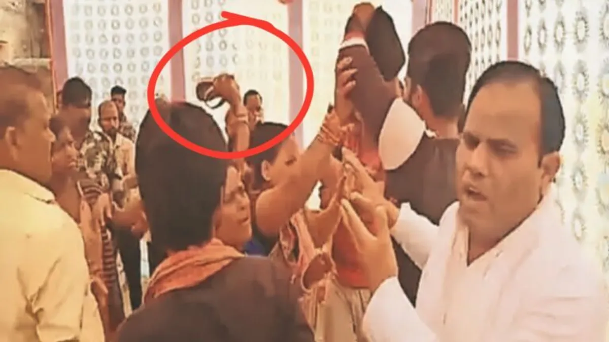 मंत्री गोपाल भार्गव के खिलाफ कांग्रेसी नेता बोलना पड़ा भारी, महिला ने चप्पलों से कर दी सुताई! mp election 2023 mp politcs mp news rehli vidhansabha mp politics