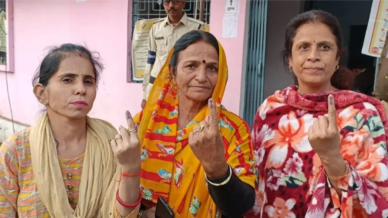 शिवराज, कमलनाथ और विजयवर्गीय.. सबकी किस्मत तय करेगी जनता, वोट के लिए लगने लगी कतारें MP Election 2023 Shivraj Kamal Nath Kailash Vijayvargiya public hands Crowds polls voting day MP Breaking mp News update