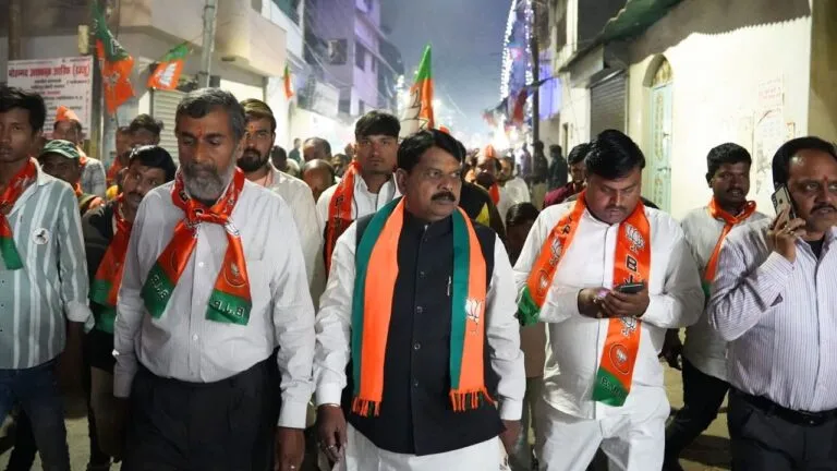 MP Election 2023 Shivraj Kamal Nath Kailash Vijayvargiya public hands Crowds polls voting day MP Breaking mp News update