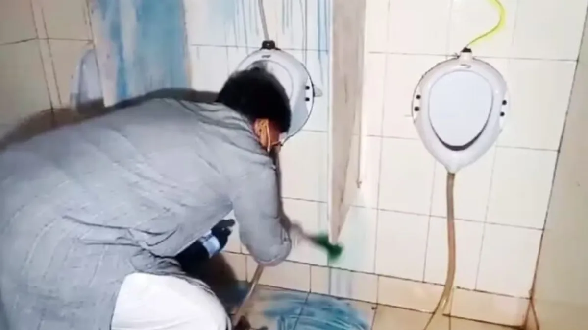 मंत्री जी का जुदा अंदाज, अस्पताल की गंदी टॉयलेट करने लगे साफ, Video हो गया वायरल mp news update praduman singh tomar gwalior seat mp news mp breaking news