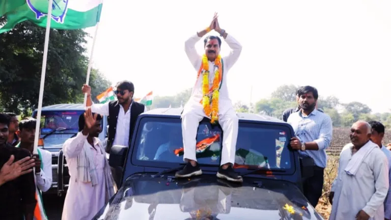 कांग्रेस प्रत्याशी का इमोशनल ड्रामा, कहा- अगर वोट नहीं दिया तो पत्थर बांधकर डैम में कूद जाऊंगा Video Viral Congress candidate emotional turmoil jump into dam vote mp elections 2023