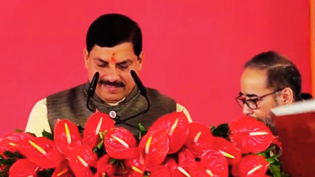 मोहन यादव बने मध्यप्रदेश के नए मुख्यमंत्री, दोनों डिप्टी CM ने भी ली शपथ, अब मंत्रिमंडल पर सवाल Mohan Yadav became the CM of MP, Mohan Yadav 19th CM, new CM of MP Mohan Yadav, Mohan Yadav Chief Minister of Madhya Pradesh, Mohan Yadav oath ceremony, new CM Mohan Yadav oath ceremony