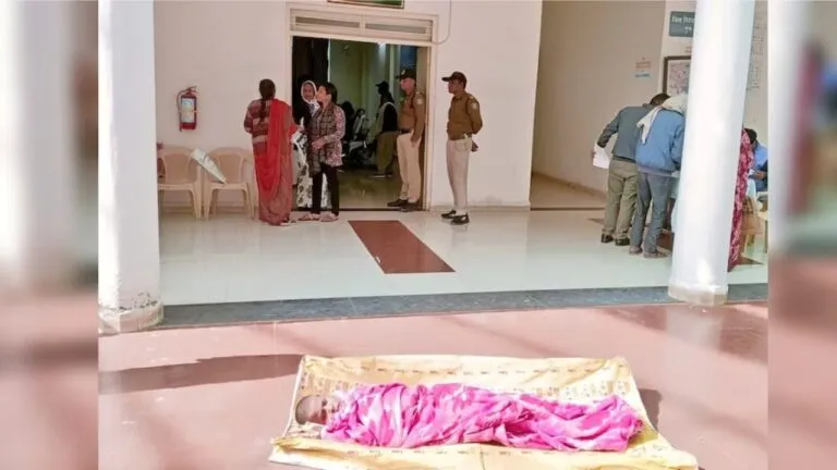 Guna: मासूम को तिरपाल में लपेटकर कलेक्टर के पास ले गई बेबस मां, दर्दभरी है दास्तां guna news, guna breaking news, mp news, mp breaking news, mp news update, रीढ़ की हड्डी, दिवाली, खदान धसकने से मौत, खदान धसकने से हादसा, बच्चे को