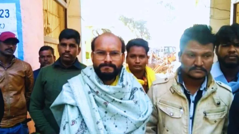 बाप MLA कमलेश्वर डोडियार ने दिखाए विधायकी तेवर, बोले- सरकार का इलाज करना आता है kamleshwar dodiyar, sailana Vidhayak, Mp News, Viral Video, Madhya Pradesh, POlitics,