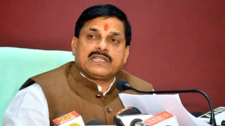 मध्य प्रदेश में दिखने लगा मोहन ‘राज’ का असर, शिवराज के सबसे खास अफसर पर गिरी गाज Ias manish singh, vivek porwal ias, cm mohan yadav, mp govt, Bhopal News in Hindi, Latest Bhopal News in Hindi, Bhopal Hindi Samachar, MP News, Madhya Pradesh, Mohan Yadav, Madhya Pradesh, MP, MP News, Mohan Yadav Madhya Pradesh CM, MP Public Relations