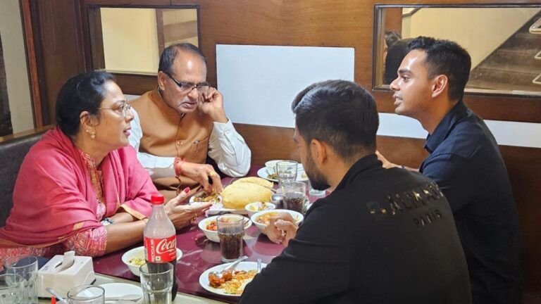 BHOPAL: जीत के बाद मार्केट पहुंच गए CM शिवराज, परिवार के साथ खाए छोले-भटूरे BHOPAL CM Shivraj reached market after BJP victory, ate Chole-Bhatura with family, Madhya Pradesh election result, Madhya Pradesh election result live, Madhya Pradesh election counting, Madhya Pradesh election result live,