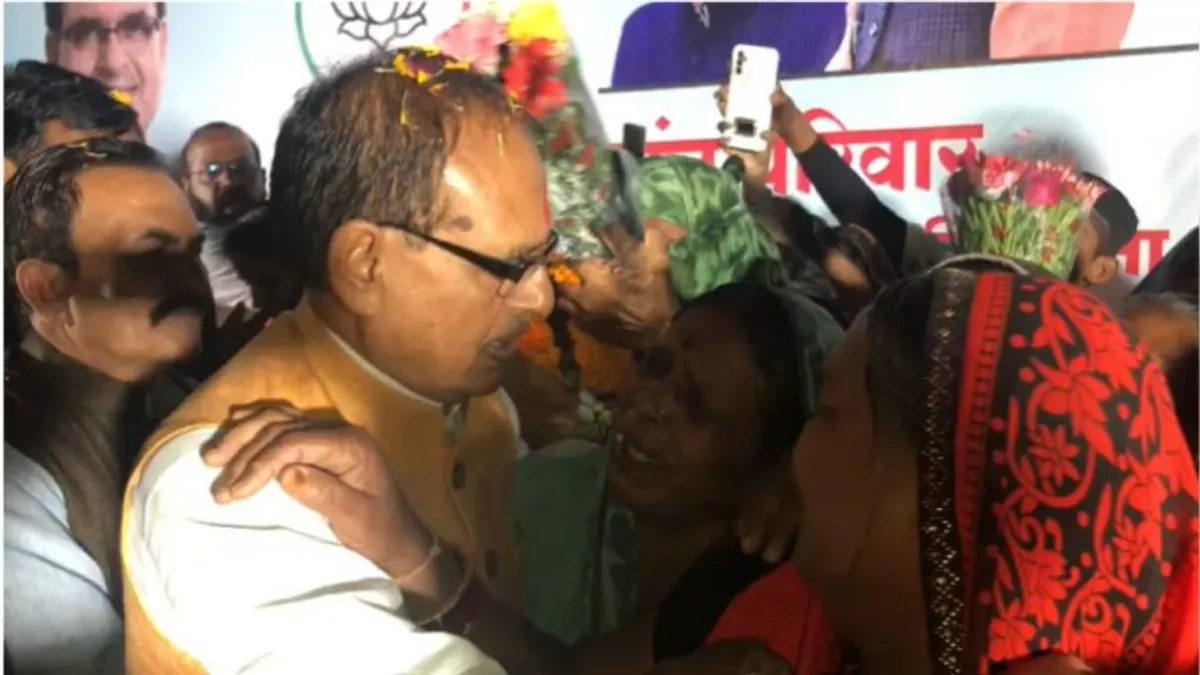 शिवराज से लिपटकर रोने लगी बहनें तो भावुक हुए पूर्व CM, इस बार कह दी ‘वनवास’ वाली बड़ी बात former madhya pradesh chief minister,Former chief minister of madhya pradesh , Former CM Shivraj Singh Chouhan, Madhya Pradesh former CM ,BJP chief minister , New MP CM ,MP CM Mohan Yadav, Longest serving BJP CM , welfare schemes for women , MP welfare