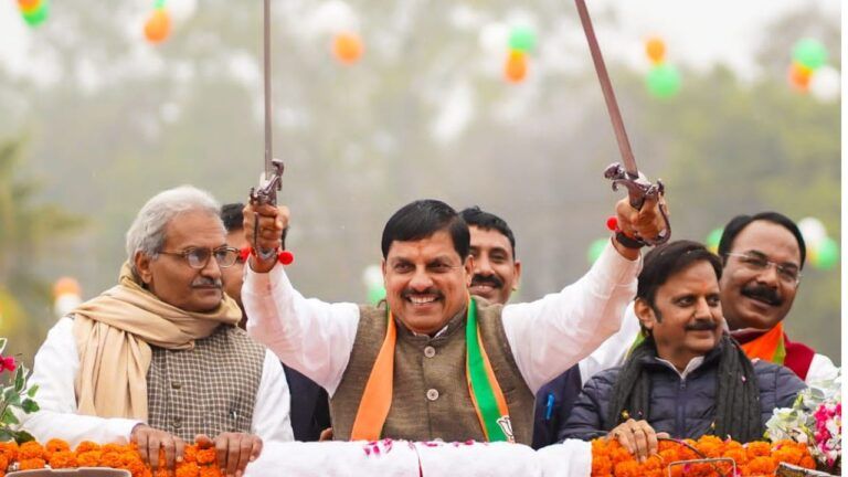 MP News: अचानक म्यान से तलवार निकाली और जनता के बीच लहराने लगे CM मोहन यादव, वायरल हुआ Video CM Mohan Yadav PM Narendra Modi MP BJP Lok Sabha Election 2024 MP Politics