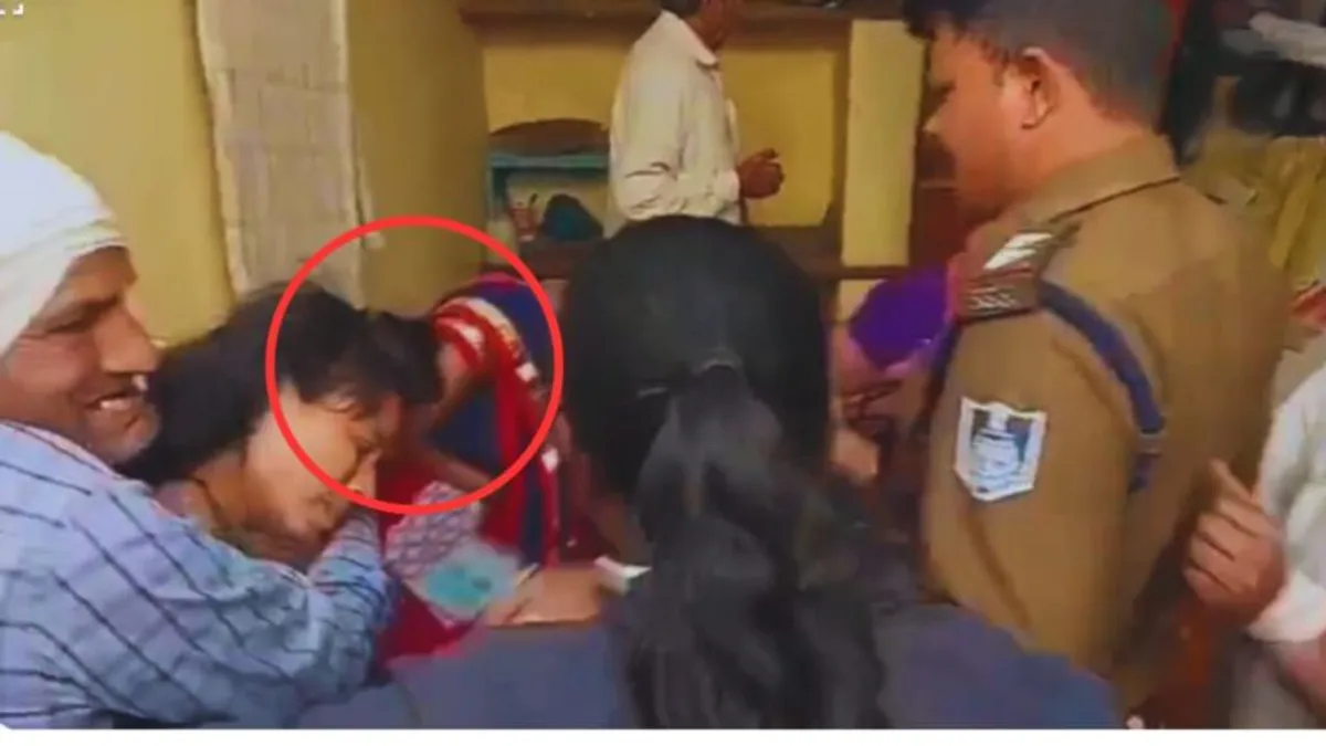 अतिक्रमणकारियों ने सरेआम महिला सरपंच को पीट डाला, पुलिस देखती रही तमाशा, सामने आया VIDEO Women sarpanch assaulted, Crime News, MP Crime, Madhya Crime, Khargone Crime, encroachers beat, female sarpanch, police station, Khargone, viral video, madhya pradesh. क्राइम न्यूज, एमपी क्राइम, खरगोन,