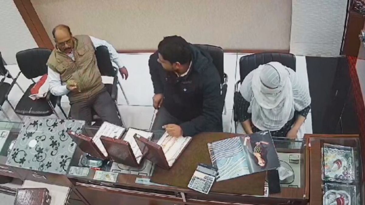 ‘बंटी-बबली’ ने पलक झपकते ही उड़ा दी लाखों की सोने की चेन, चोरी का तरीका जान पुलिस हैरान Guna news, Crime news, Bunty Babli of Guna, snatch lakhs gold chain, Police stunned cunning technique, Viral sensation, Guna Crime News, गुना वायरल न्यूज, गुना क्राइम न्यूज