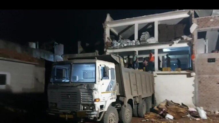 हरदा ब्लास्ट: विस्फोट के 7 दिन बाद भी 2 ट्रक पटाखे फिर मिले, पूरे शहर में बारूद ही बारूद Harda Blast, Harda Firecracker Blast, MP News, Harda Crime News, MP Crime News