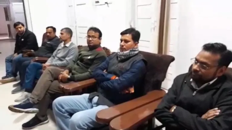 MP Board Exam: अंग्रेजी के पेपर में प्राइवेट शिक्षकों को क्यों करना पड़ा नजरबंद, मच गया बवाल MP News, MP Board Exam, Bhind News, Cheating in Exam, Bhind Administration, Private Teacher Under House Arrest