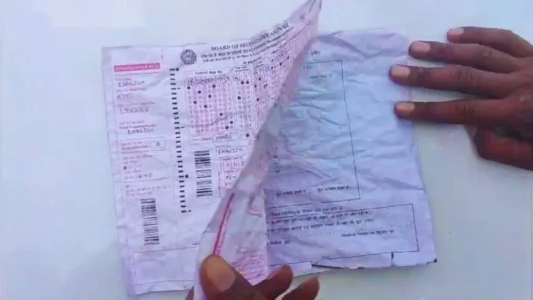 damoh, damoh news, damoh hindi news, MP Board Exam 2024, MP 10th Board Exam 2024, MP 10th Board Exam, young man caught lady teacher, caught lady teacher, lady teacher, 10th English paper, MP Bord Exam, madhya pradesh, mp news, exam me cheating, cheating