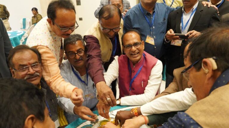 विधानसभा चुनाव के बाद पहली बार इतने खुश नजर आ रहे हैं शिवराज सिंह चौहान! आखिर क्या है वजह? Shivraj Singh Chauhan, Shivraj Singh Chauhan in hamidia, Bhopal News, MP News, Shivraj Singh Chouhan, madhya pradesh, viral video, Shivraj Singh Chouhan, Hamidia college,