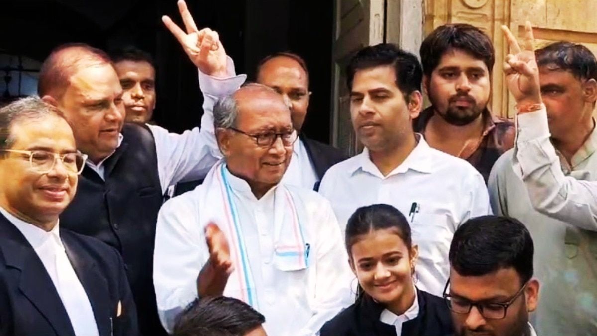दोषमुक्त करार होने के बाद कोर्ट के बाहर दिग्विजय सिंह.
