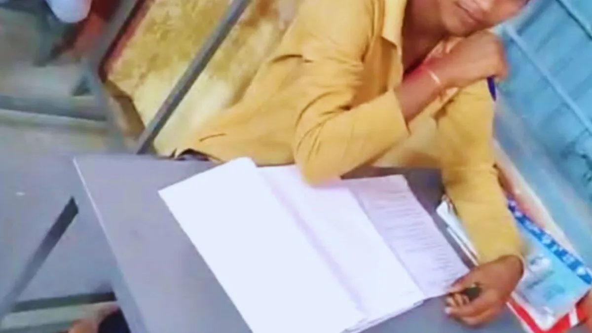 परीक्षा में धड़ल्ले से चल रही थी नकल, छात्रों को गाइड से चीटिंग करवा रहे मास्टर जी का ऐसे हुआ पर्दाफाश Cheating in exam