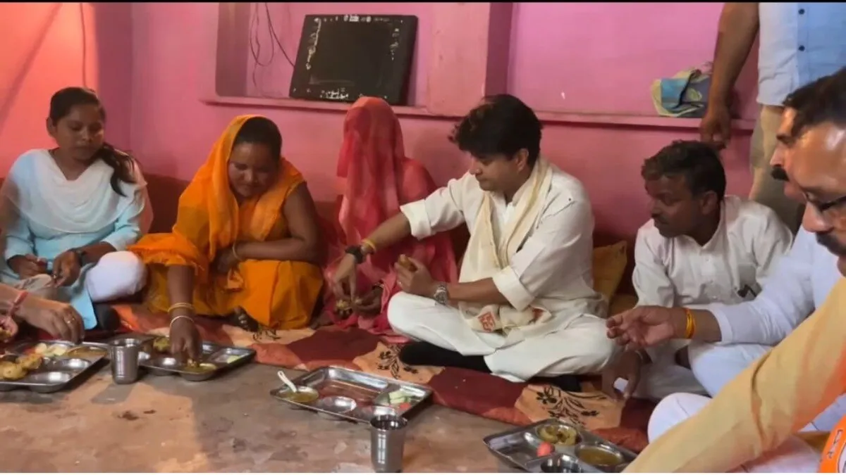गुना में प्रचार करने पहुंचे सिंधिया का दिखा अलग अंदाज, हाथों से आदिवासी महिला को खिलाने लगे खाना Jyotiraditya Scindia