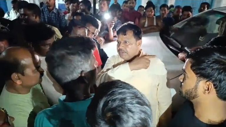 सिंधिया के इस मंत्री के खिलाफ सड़कों पर लगे मुर्दाबाद के नारे, आखिर जनता ने नेताजी को क्यों घेर लिया Pradyumna Tomar