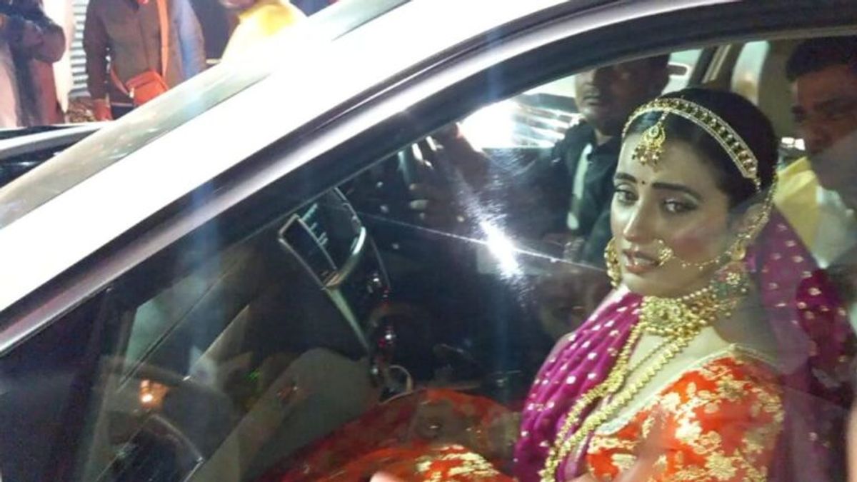 पवन सिंह के बदले आसनसोल से लोकसभा के टिकट की अटकलों पर अक्षरा सिंह ने दिया ऐसा रिएक्शन, जानें Bhojpuri actress Akshara Singh reached Bageshwar Dham, Bhojpuri actress Akshara Singh, Akshara Singh, Bageshwar Dham, Bageshwar Dham news, Akshara Singh ontesting Lok Sabha elections, asansol seat, asansol candidate