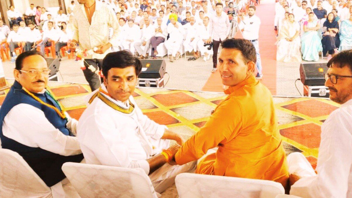 विक्रांत भूरिया ने चुनाव से पहले दिया बड़ा झटका, यूथ कांग्रेस अध्यक्ष पद छोड़ने की अचानक कर दी पेशकश विक्रांत भूरिया ने की पद छोड़ने की पेशकश, अपने पिता और कांग्रेस अध्यक्ष जीतू पटवारी के साथ विक्रांत भूरिया.