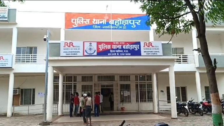 घरेलू विवाद निपटाने पहुंची पुलिस टीम को बांधकर जमकर पीटा, महिला आरक्षक को भी बना लिया बंधक, फिर ऐसे छूटे Women Police, Gwalior Police