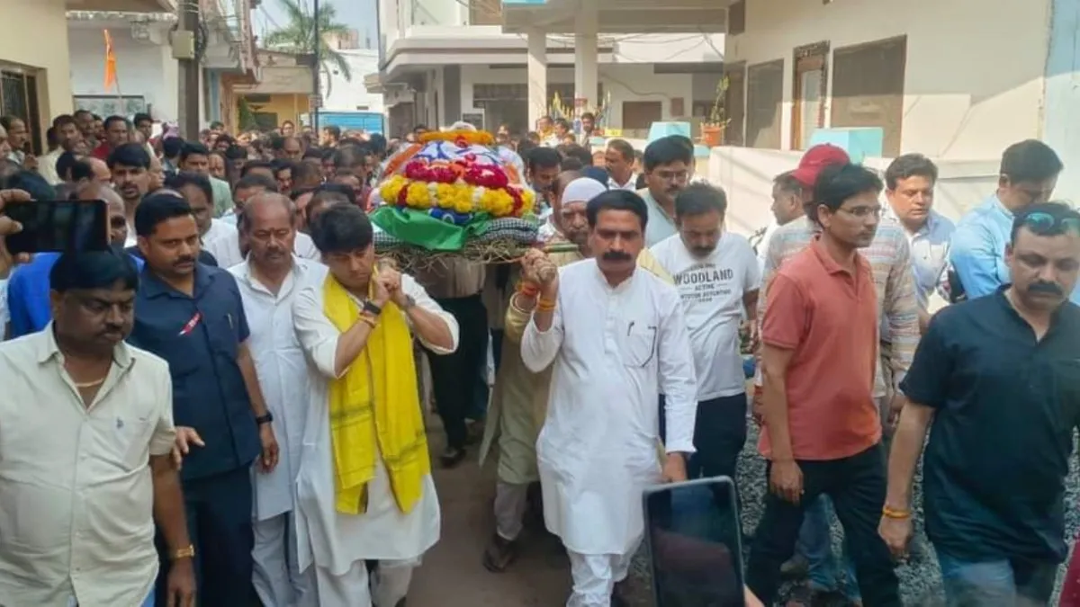 दो भाजपा नेताओं की मौत के बाद सिंधिया हुए दुखी, खुद पहुंचे अंतिम यात्रा में कंधा देने, फिर पोस्ट करके व्यक्त की भावनाएं Jyotiraditya Scindia, MP BJP