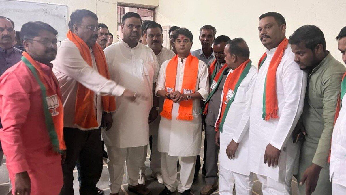 सिंधिया ने कांग्रेस को दिया तगड़ा झटका, दिग्विजय के खास चंदेरी नगर पालिका अध्यक्ष समेत 3 पार्षद तोड़े चंदेरी नगर पालिका अध्यक्ष ने ज्योतिरादित्य सिंधिया के हाथों बीजेपी की सदस्यता ग्रहण की