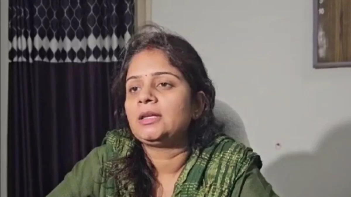 ग्वालियर में सामने आया लव जिहाद का मामला, तीन साल तक युवती हुई घिनौनी साजिश की शिकार पूरे मामले की जानकारी देते हुए महिला पुलिस अधिकारी. फोटो: एमपी तक