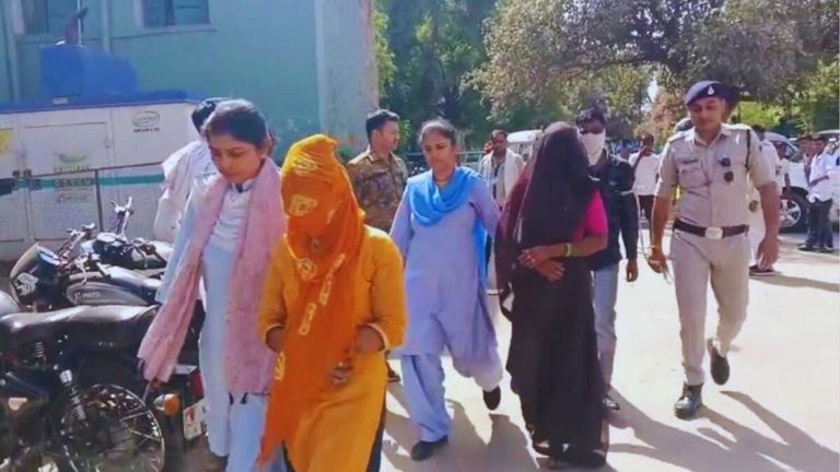 Honeytrap in Gwalior: 72 साल के करोड़पति बुजुर्ग को हुस्न के जाल में फंसाकर हसीनाओं ने कर दिया शर्मनाक कांड 72 साल के बुजुर्ग को हुस्न के जाल में फंसाकर ऐंठे रुपये